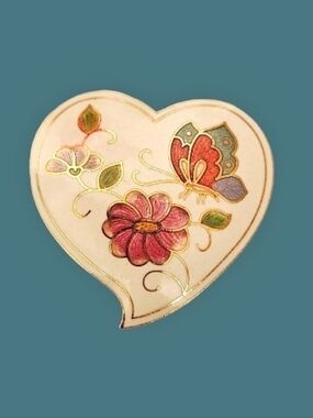 🦋Vintage Cloisonné Heart-Shaped Brooch  With A Pink Floral Butterfly Design